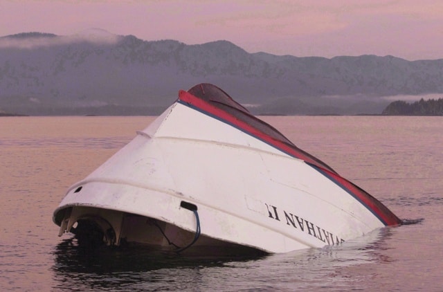 web1_1160114-CANADA-Boat-Capsized-PIC