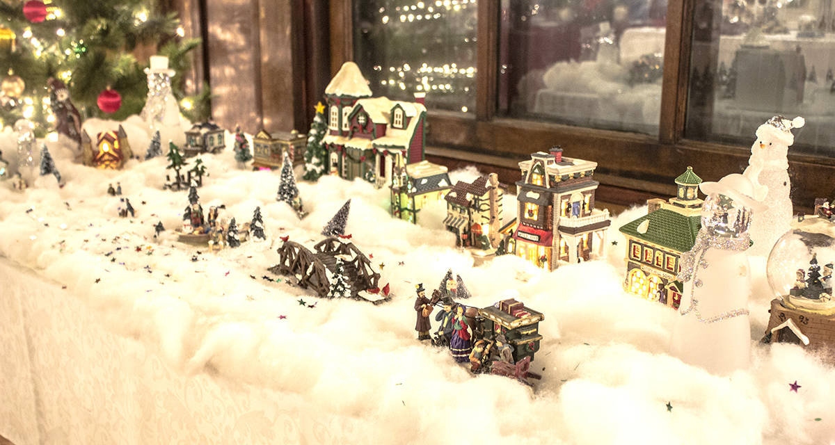 9568781_web1_Christmas-village-3-