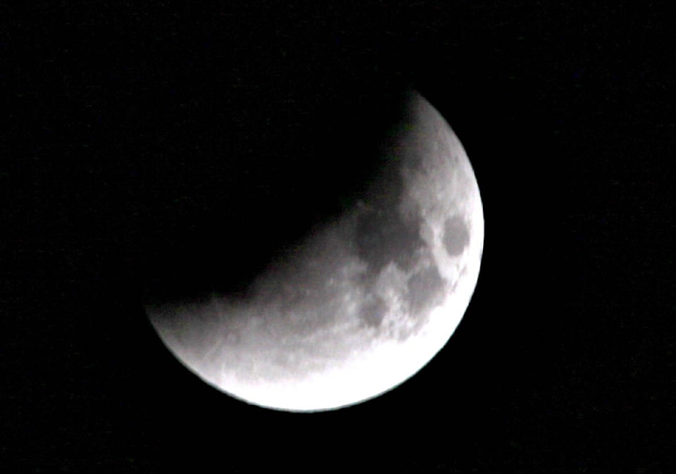 10423351_web1_lunar_eclipse