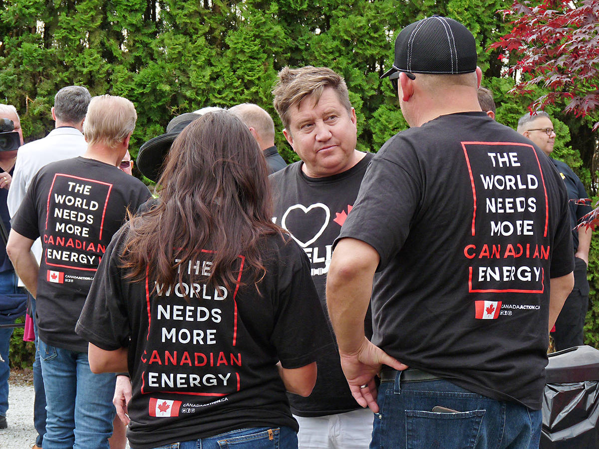 12058485_web1_180526-LAT-pro-pipeline-rally-tshirts