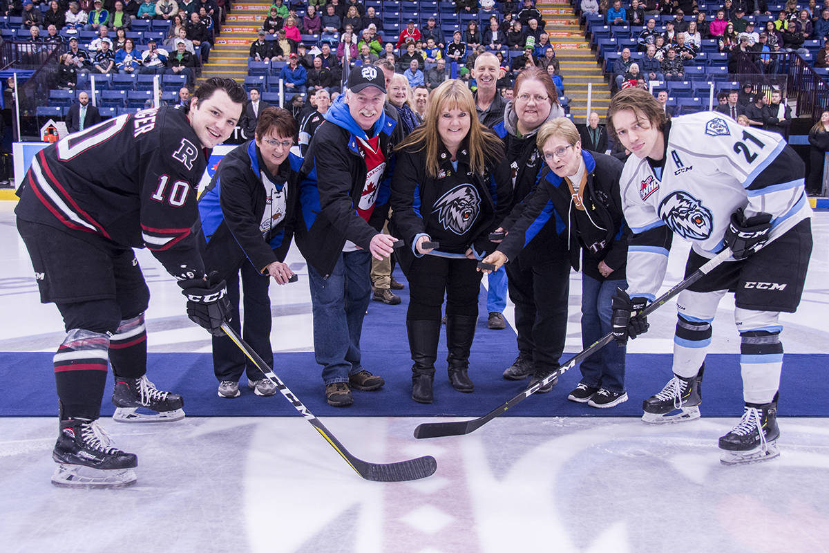 16008560_web1_Puck-drop