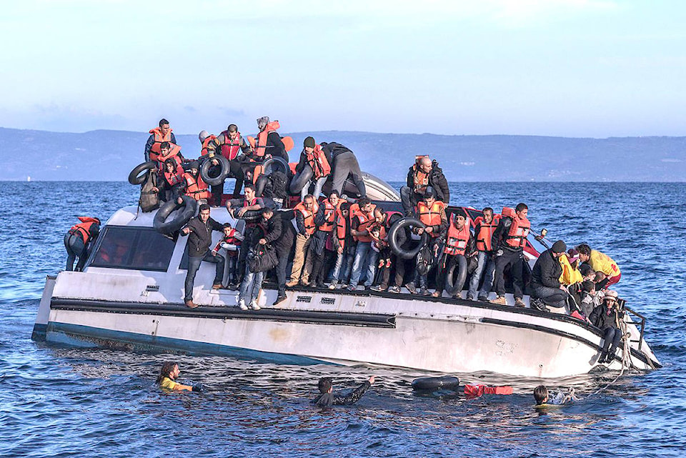 17677475_web1_20151030_Syrians_and_Iraq_refugees_arrive_at_Skala_Sykamias_Lesvos_Greece_1