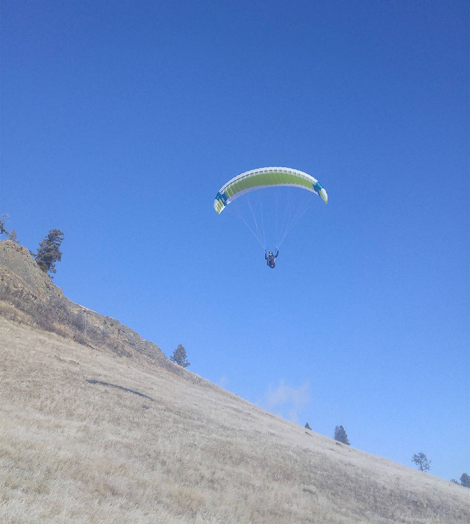 19810883_web1_paraglide2WEB