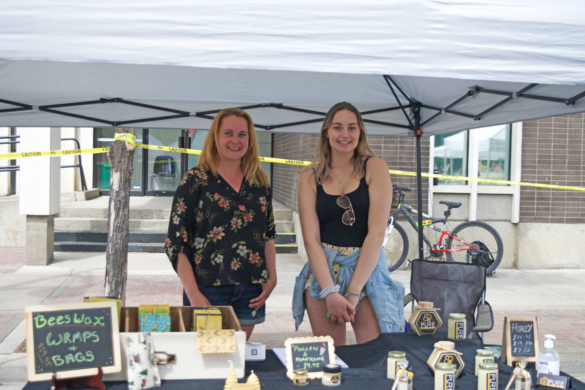 21695522_web1_200602-CDT-Farmers-Market-11_1