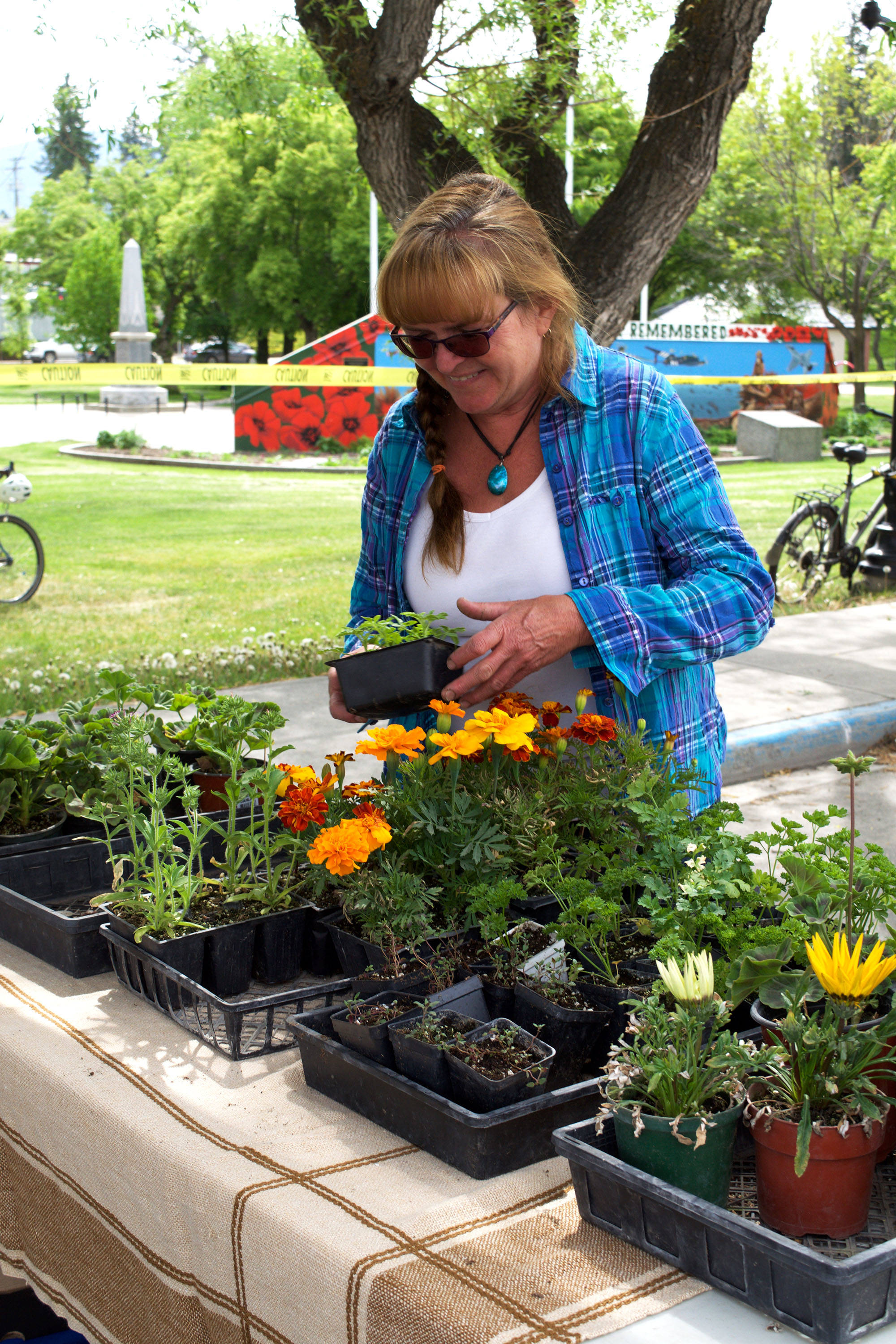 21695522_web1_200602-CDT-Farmers-Market-4_1