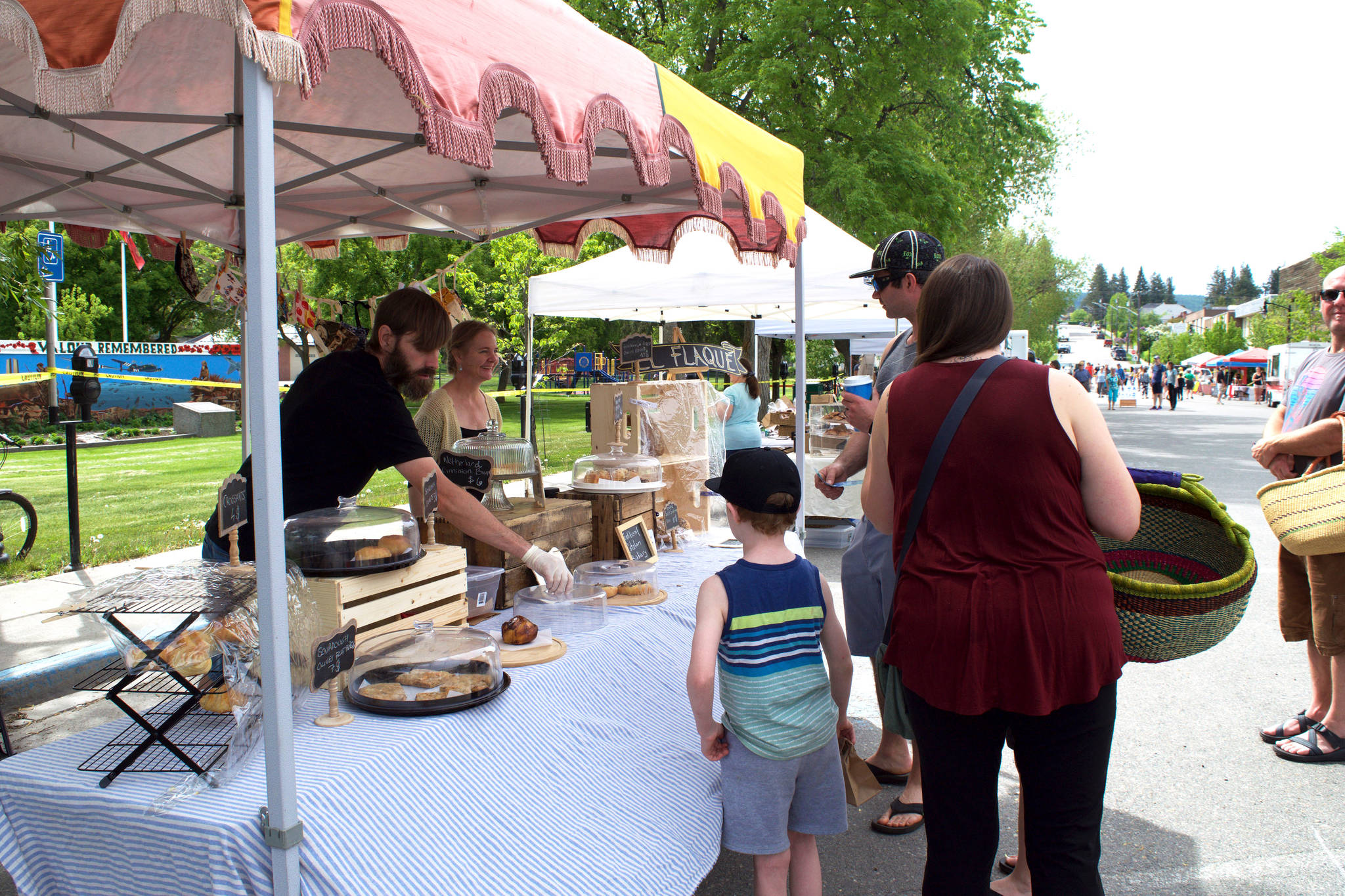 21695522_web1_200602-CDT-Farmers-Market-9_1