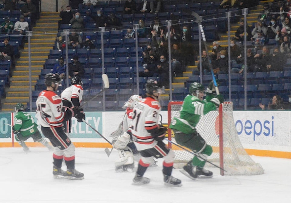 28430760_web1_220311-CDT-bucks-vs-merritt-2_1