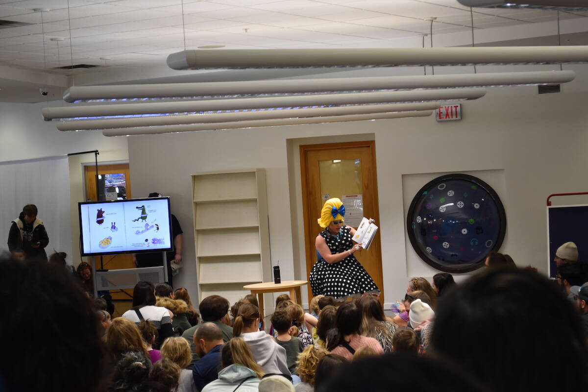 Freida Whales reading at Drag Story Time on Jan. 28, 2023 (Jacqueline Gelineau/Capital News)