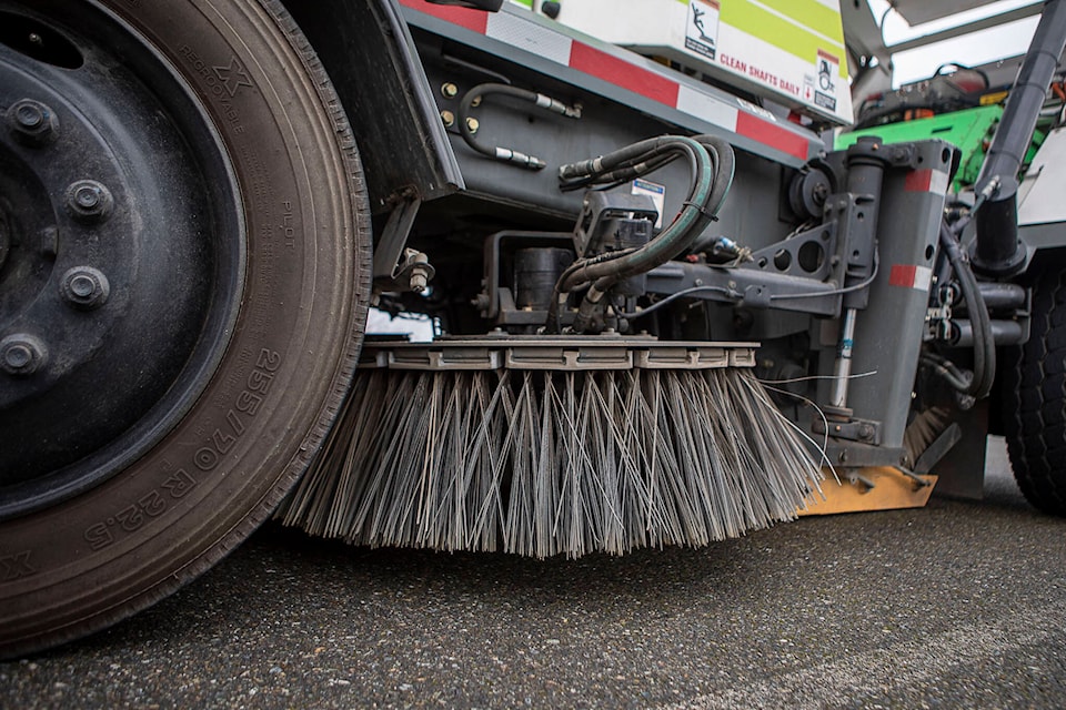 32338557_web1_P3-ElectricSweeper-EDH-031123-fs