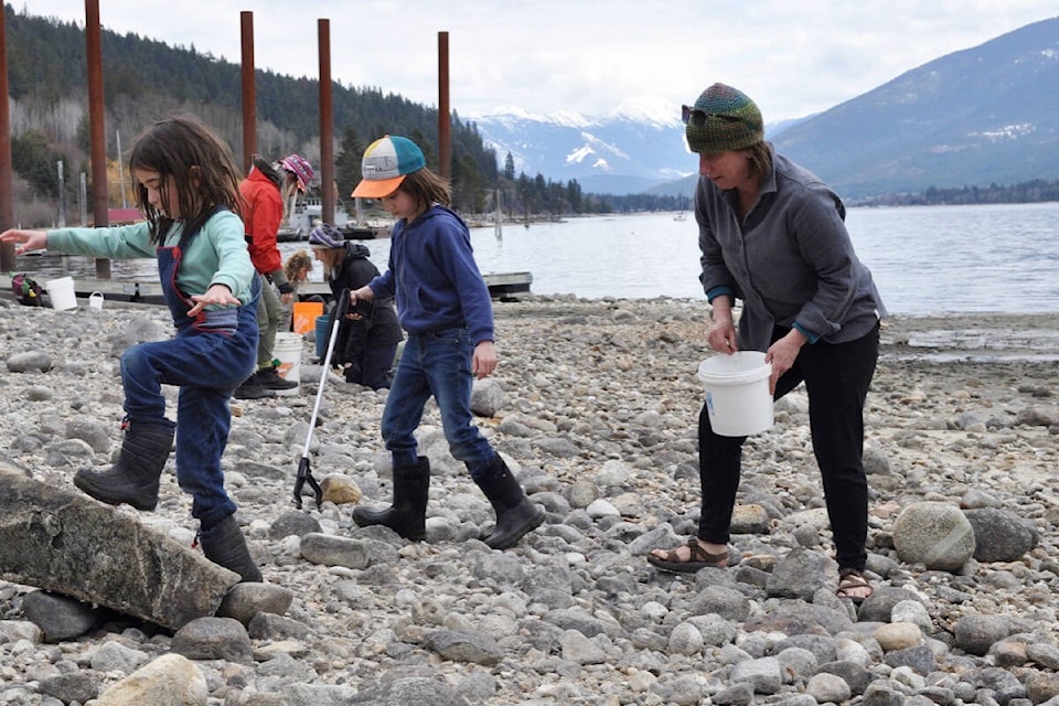 32538135_web1_230427-KWS-LakeCleanup_3