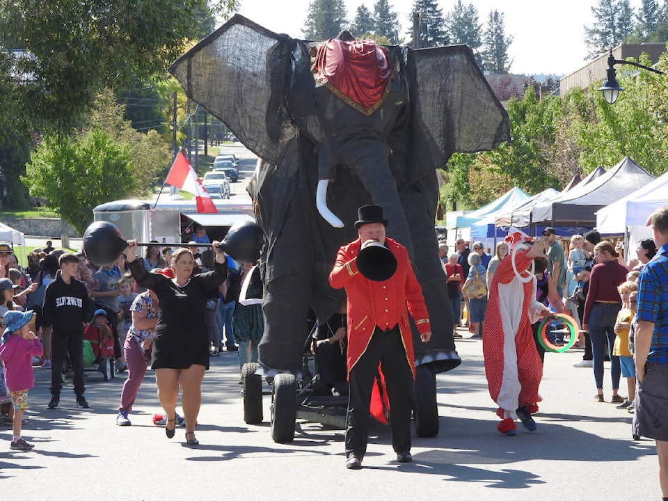 33848565_web1_230712-CDT-ed-fest-Cranbrook-elephant-Ed-2023_5