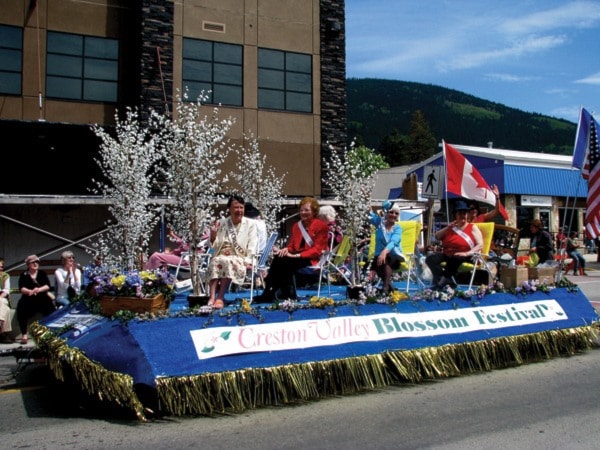 1725crestonblossom_festival_parade_queens