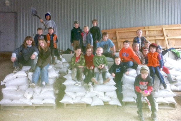 63330crestonfirst_creston_scouts_sandbags