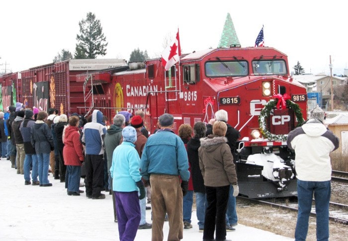 75400crestoncanadian_pacific_holiday_train