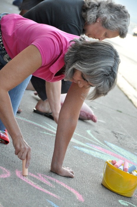 96099crestonbraveheart_women_sidewalk_chalk_resonate_kootenay