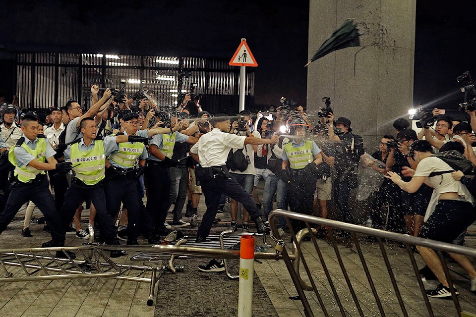 17216468_web1_hong-kong-protests-ap