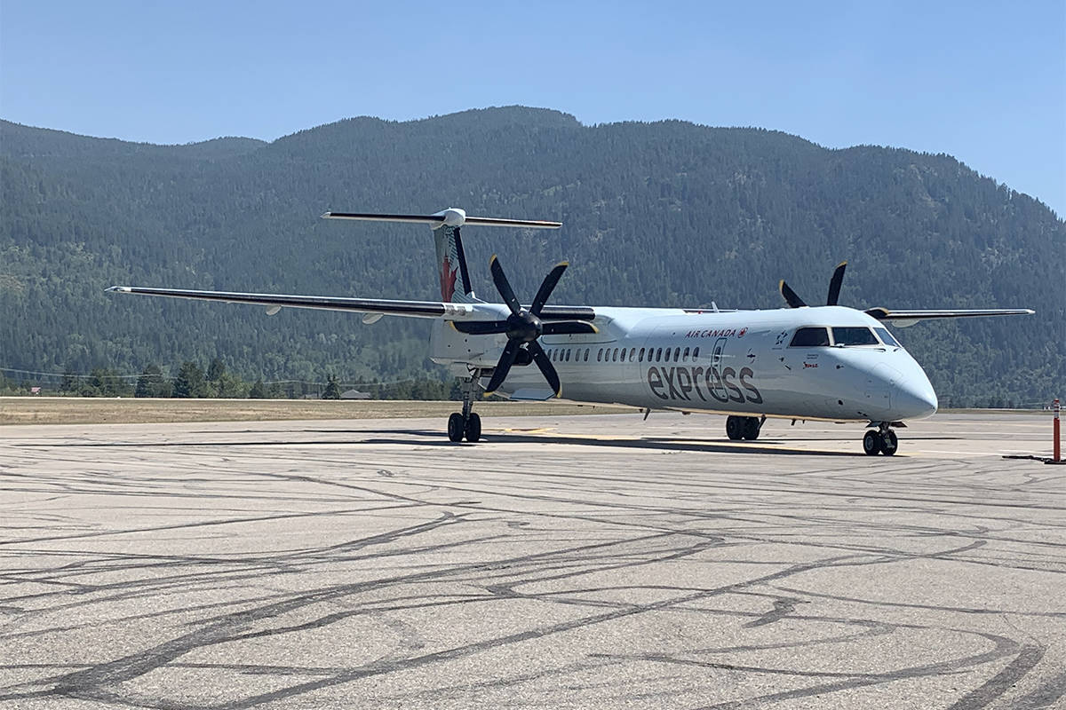 25654435_web1_210708-CAN-air-canada-water-salute-Q400_1