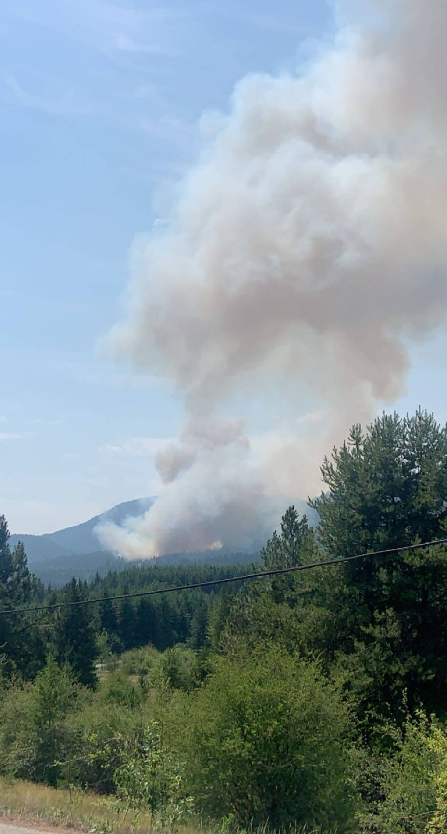 25693551_web1_210708-CAN-fire-castlegar_1