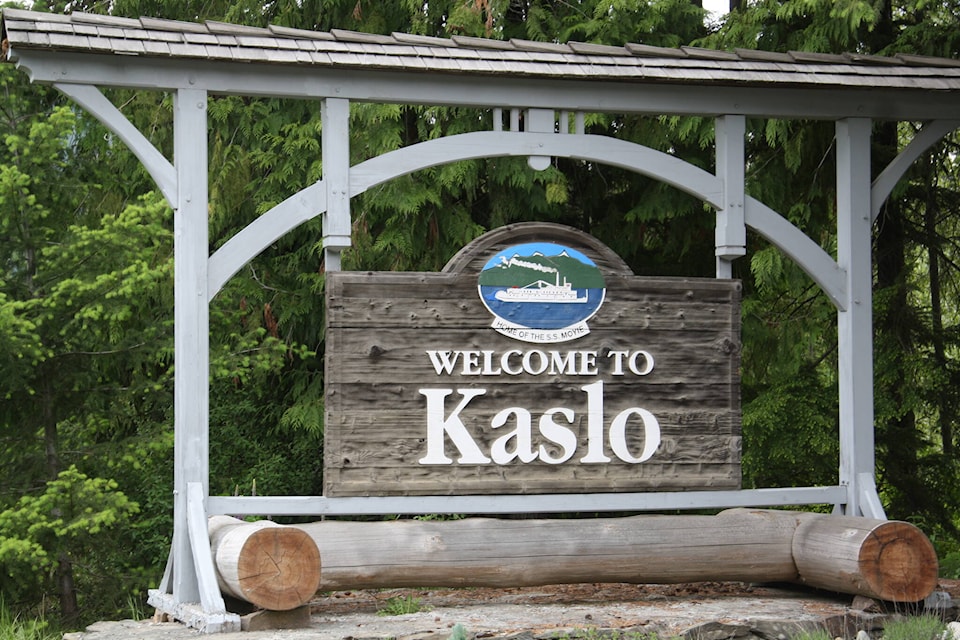 26941420_web1_211028-KWS-Kaslo-council-sign_1