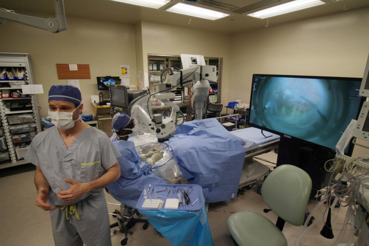 28772279_web1_220414-SUL-3d-eye-surgery-technology_3