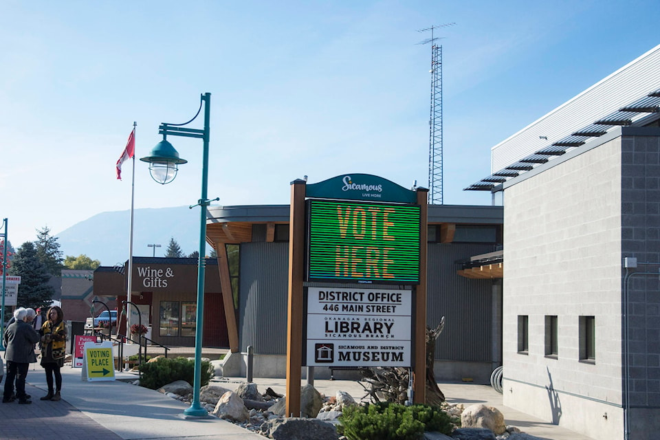 14053746_web1_20181020-SAA-Sicamous-polling-station-JE-001