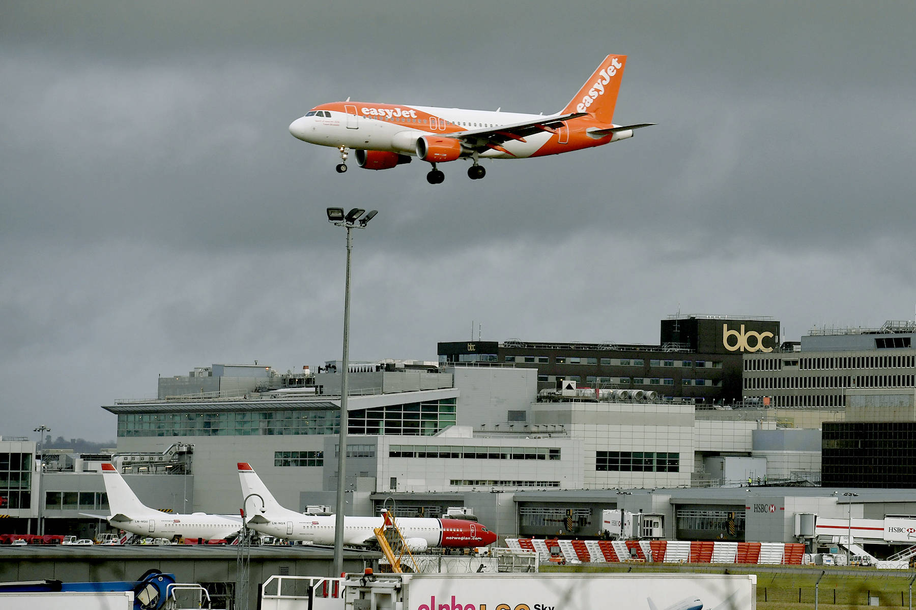 14915110_web1_P-Gatwick-Plane-EDH-181222