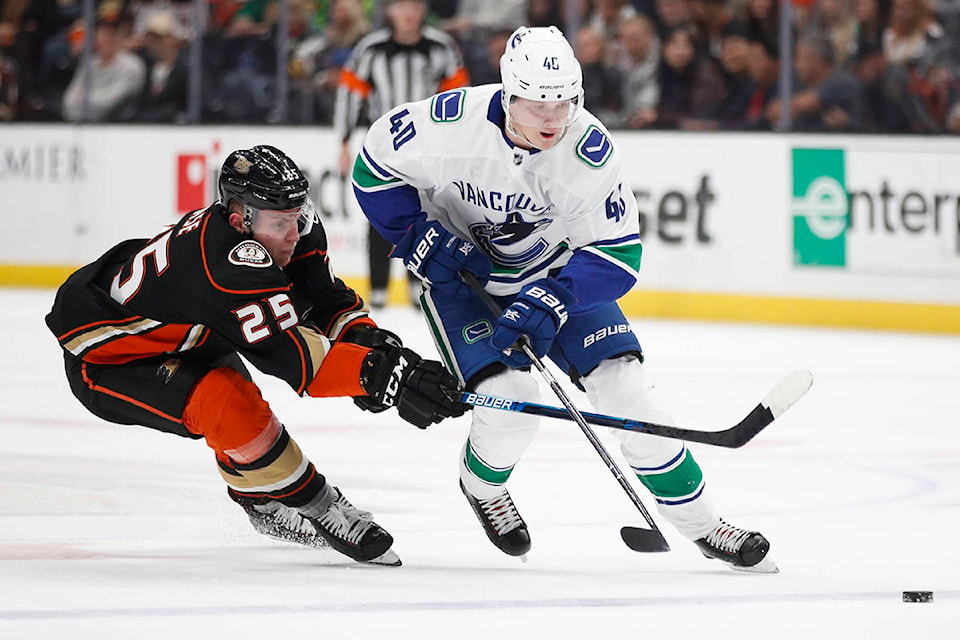 15555247_web1_IFD-Canucks-Ducks