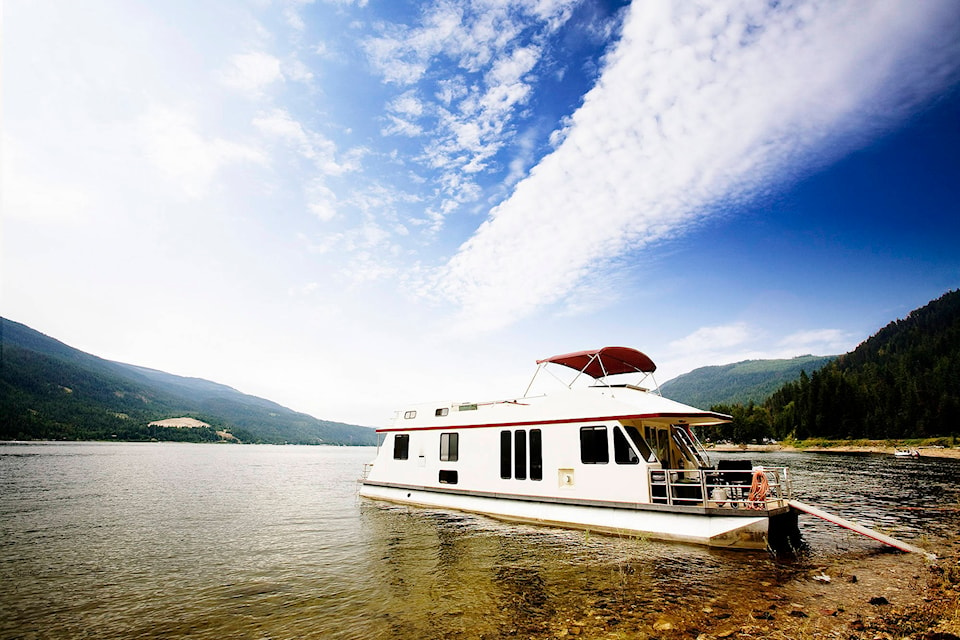 22163471_web1_200723-EVN-Sicamous-Houseboats_1