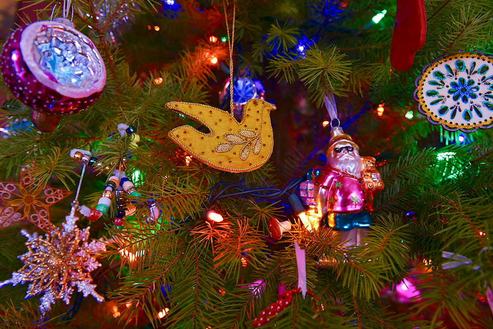 23790592_web1_201225-SAA-PRINT-Tree-ornaments-photo_1