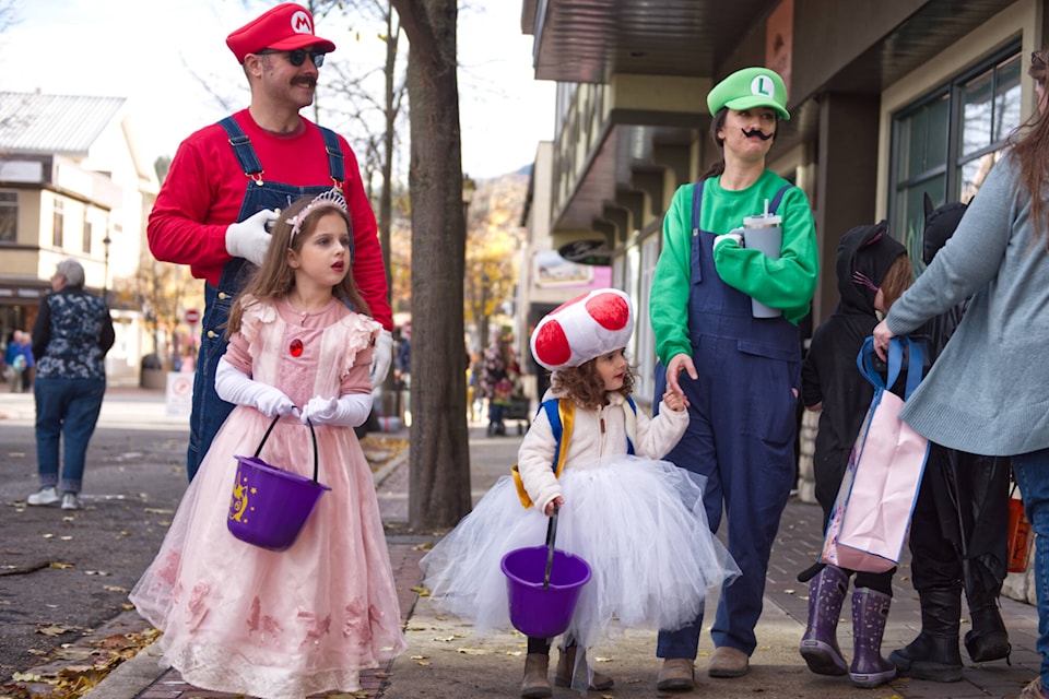 Cameron and Vanessa Morris and daughters Paisley and Ruby find treats, not gold coins, on the Downtown Salmon Arm Halloween Treat Trail on Monday, Oct. 31, 2022. (Lachlan Labere-Salmon Arm Observer)