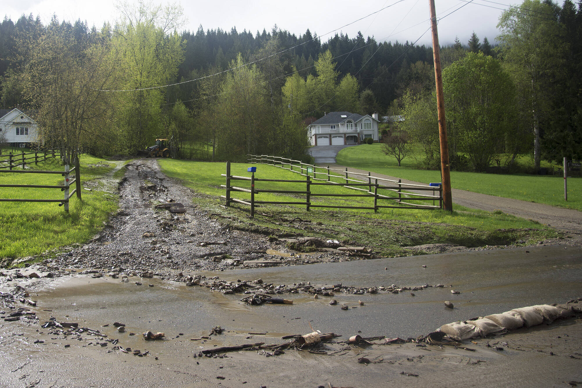 27740949_web1_20170505-SAA-Foothill-flooding-JE-0006