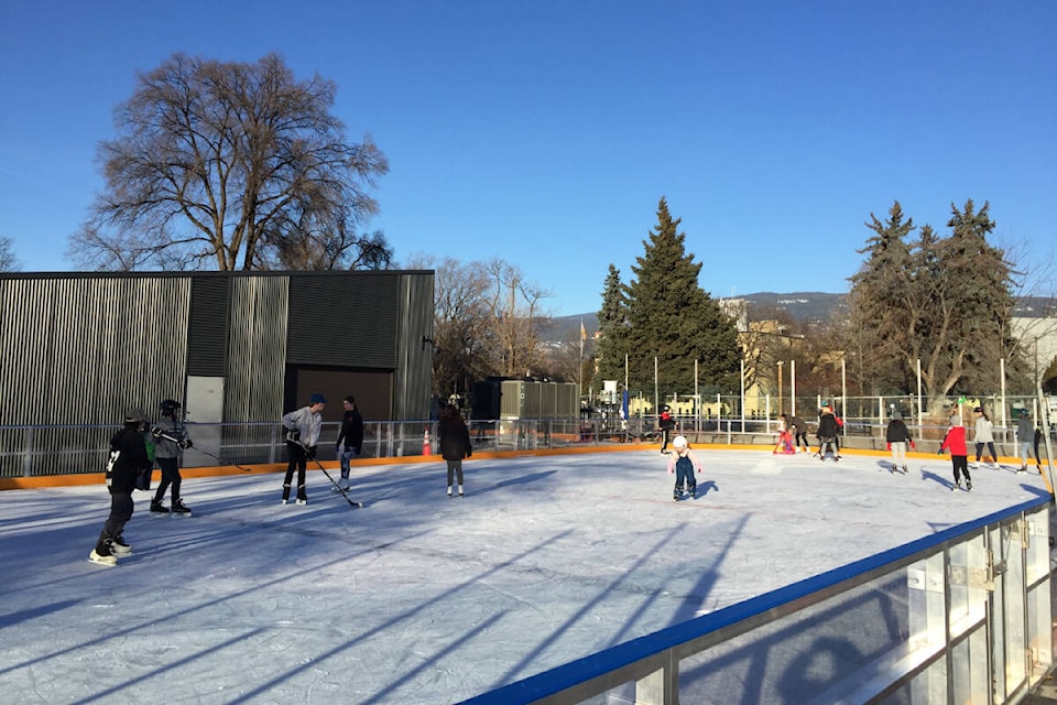 31497617_web1_220216-PWN-PondHockey-HockeyPenticton_1
