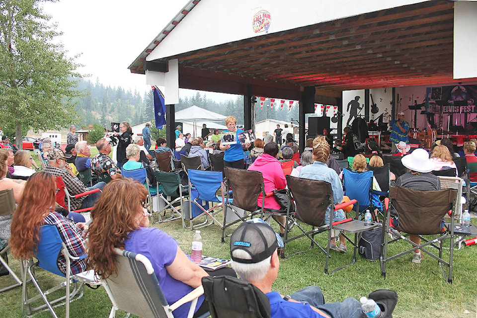 7751599_web1_Elvis-Festival-crowd