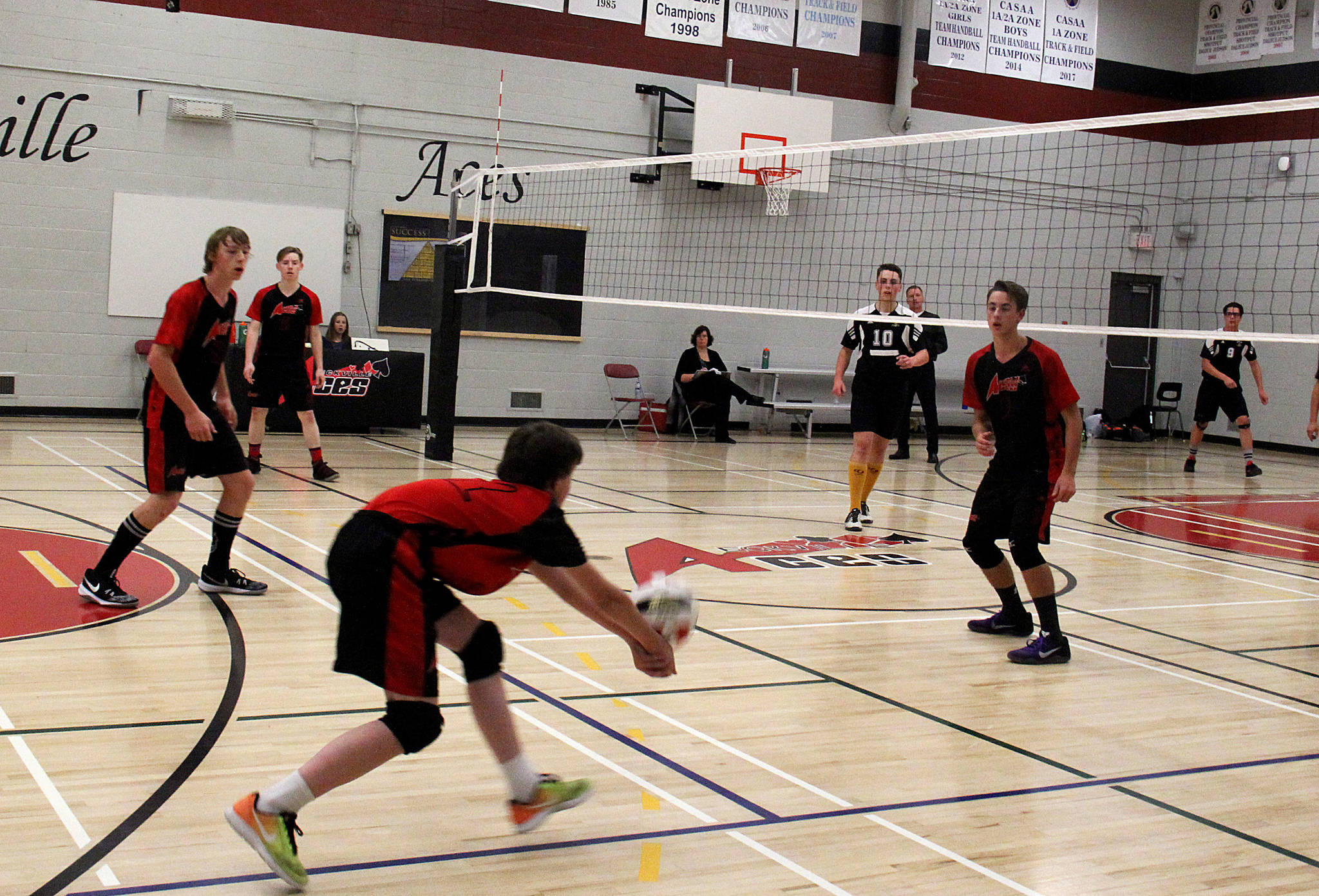 13832272_web1_boysvball-oct3-3