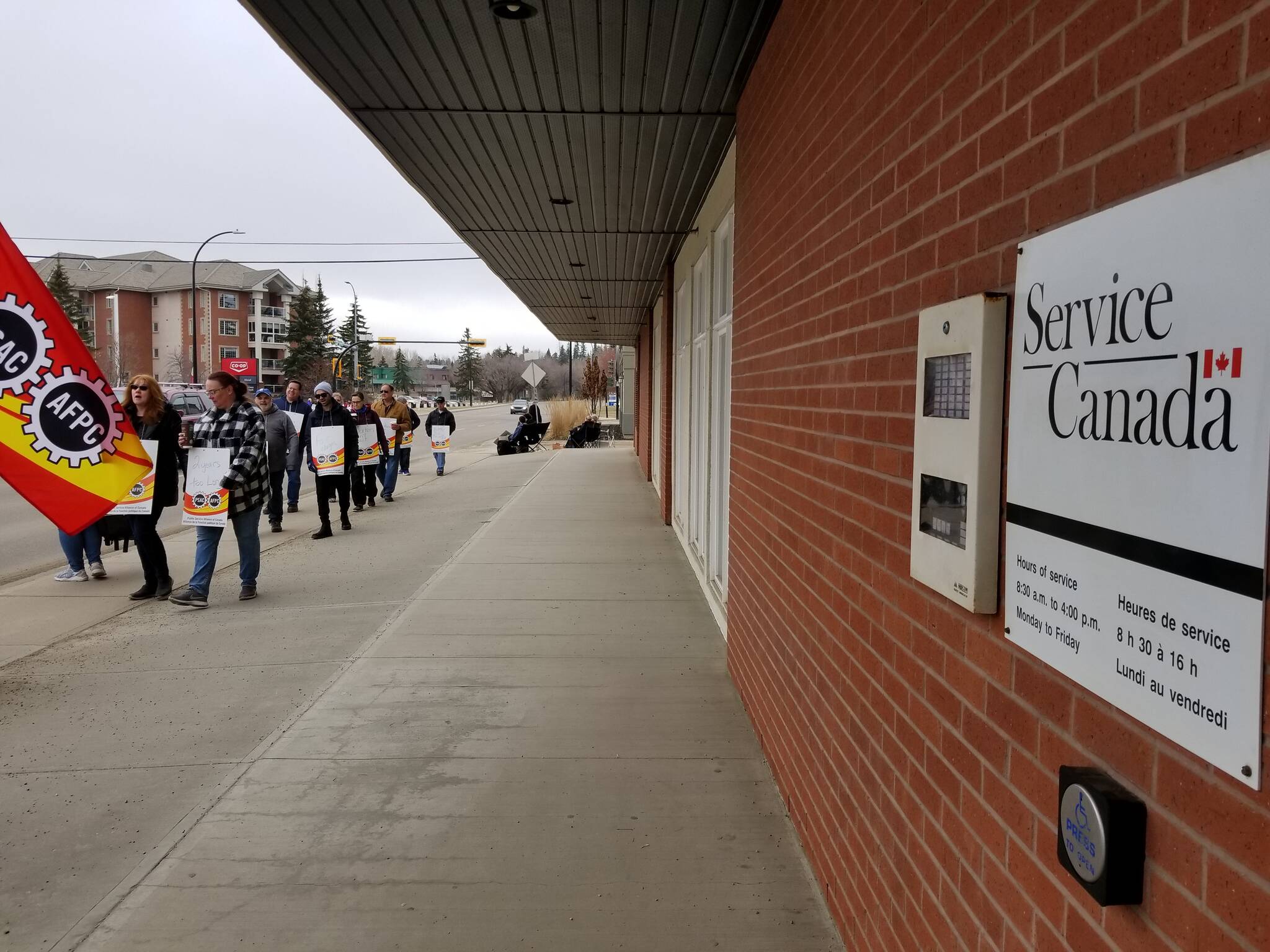 32477691_web1_230419-RDA-federal-worker-strike-strike_1