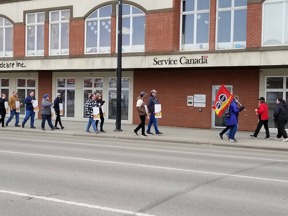 32477691_web1_230419-RDA-federal-worker-strike-strike_3