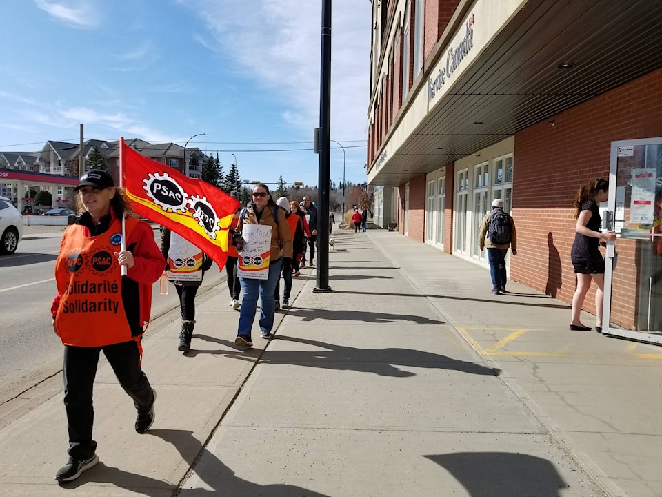 32550570_web1_230427-RDA-public-worker-strike-continues-strike_1