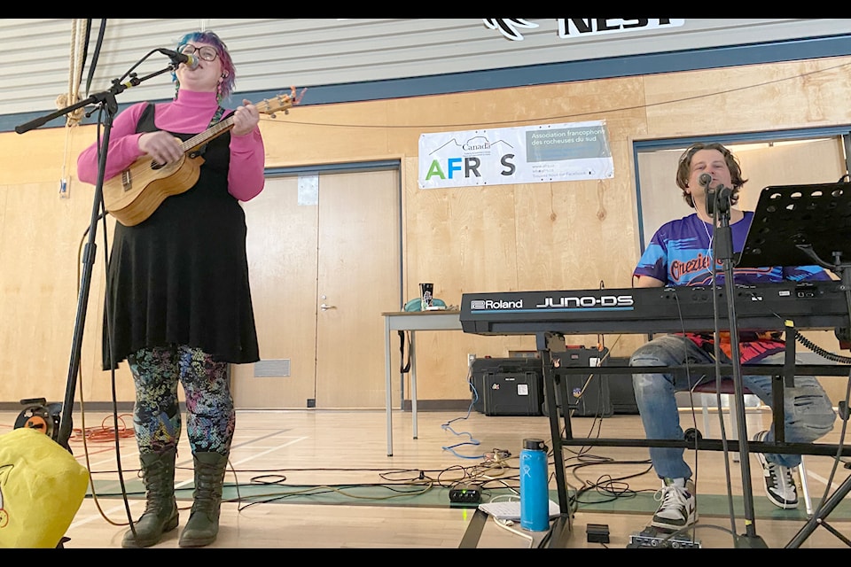Julie and Josh of Francophone band Onzie Parade perform in Fernie on Feb. 7 (Stéphanie Lemieux Photo)