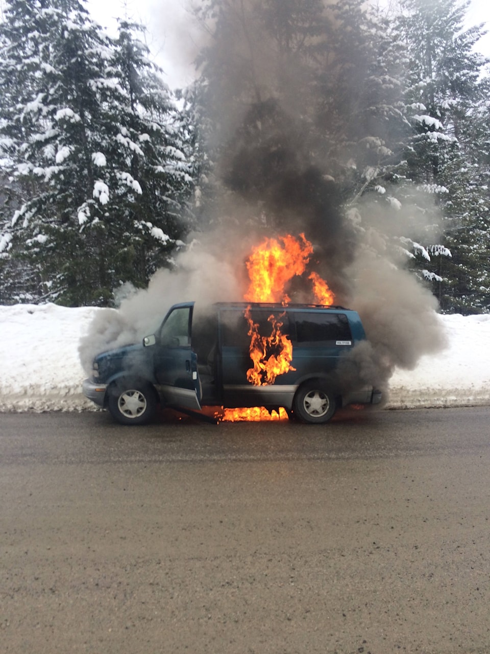10984412_web1_Car-fire