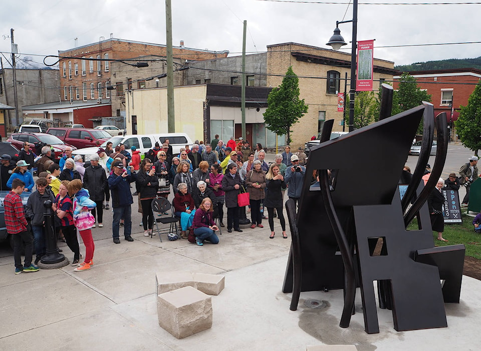 12182389_web1_A-Hardy-Town-sculpture-crowd