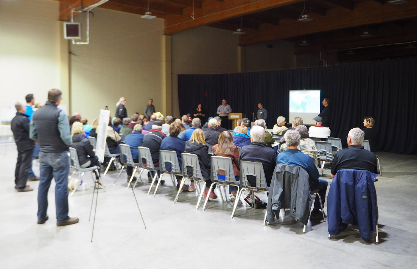 13676243_web1_Air-quality-meeting-crowd