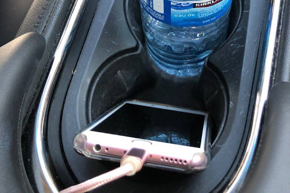 18888946_web1_phone-cupholder-car-driving