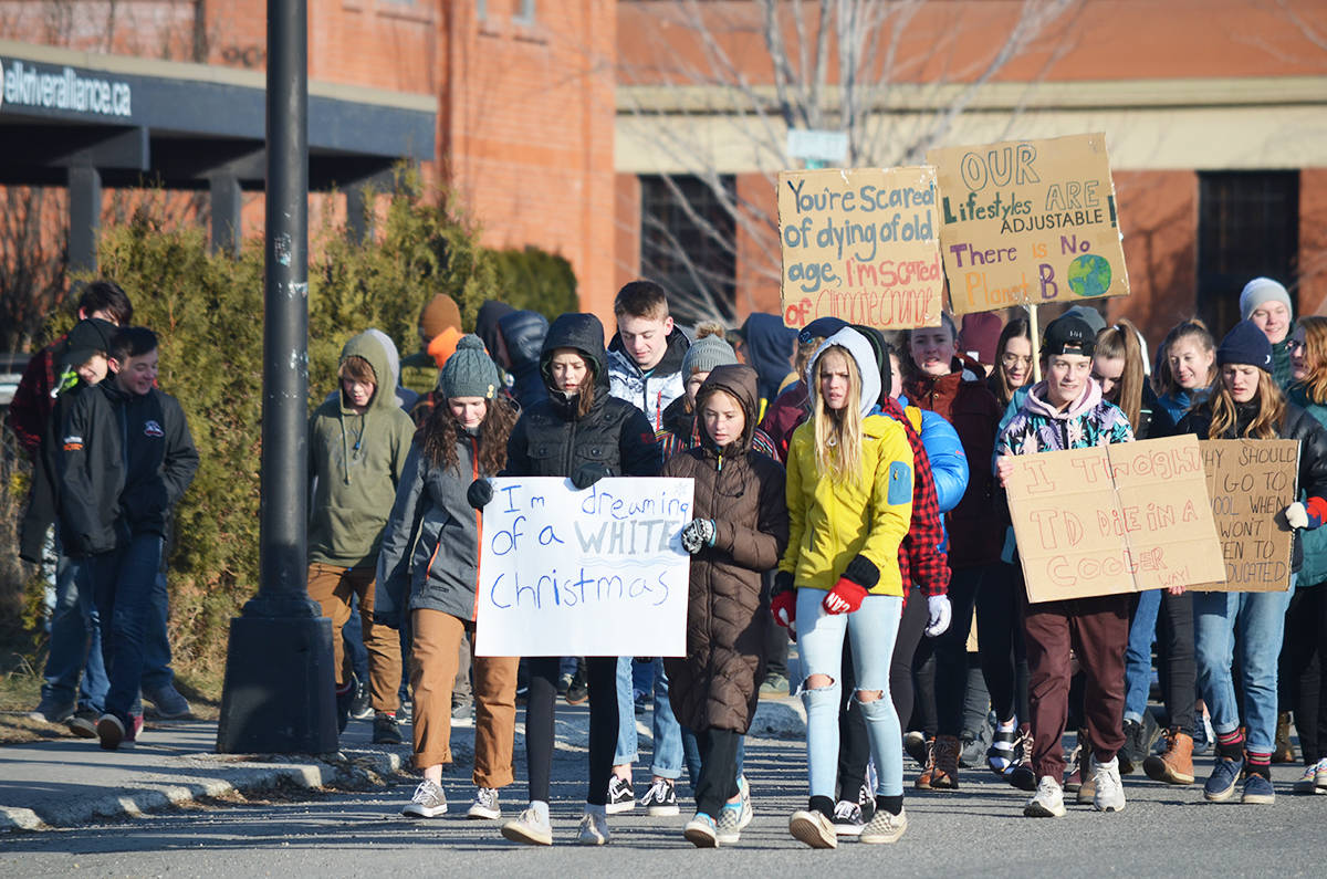 19613696_web1_Climate-Strike-march