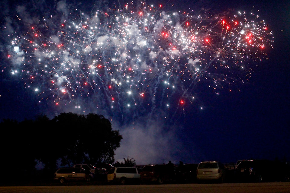 25605639_web1_200708-PON-CanadaDay-Fireworks_6