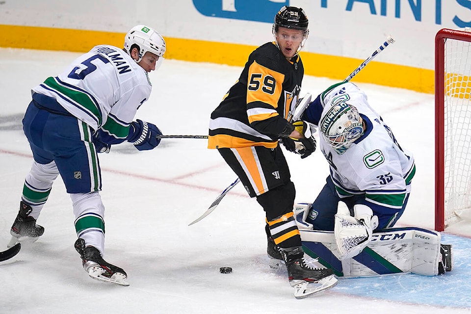 27308113_web1_211124-CPW-Canucks-Pens-Canucks_1