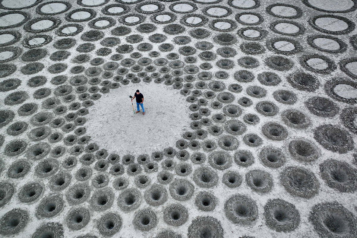 29765797_web1_220711-BPD-Denevan-Sand-Art-Tofino-Denevan-with-sculpture_1