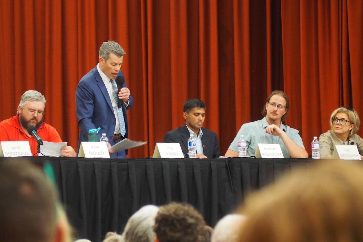 There were 13 candidates to get through at the forum. Pictured: Troy Nixon speaking while Jesse Mould, Harshan Ramadass, Ted Shoesmith and Zuzana Simpson wait their turn. (Scott Tibballs / The Free Press)