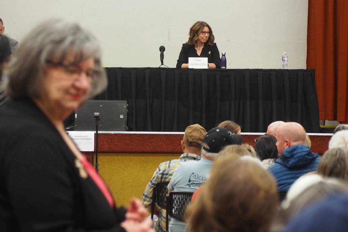 Incumbent Mayor Ange Qualizza ahead of the mayor portion of the all-candidate forum, with previous mayor, Mary Giuliano in the foreground. (Scott Tibballs / The Free Press)