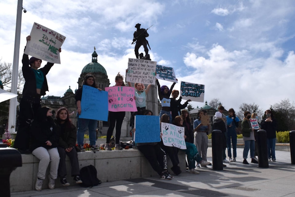 31123685_web1_220410-VNE-SexualAssault-HighSchoolRally-photo_2