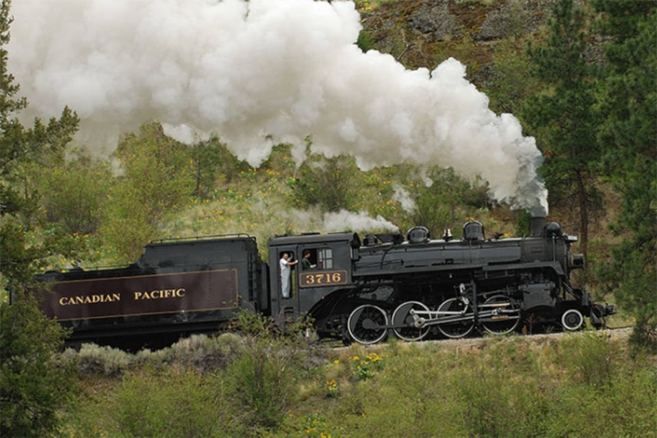 24960116_web1_210427-PWN-TrainHelp_1